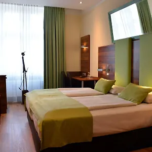 3* מלון Arthotel